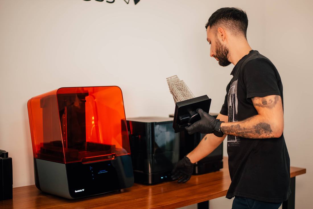 Trabajando con impresora 3D de resina en el taller